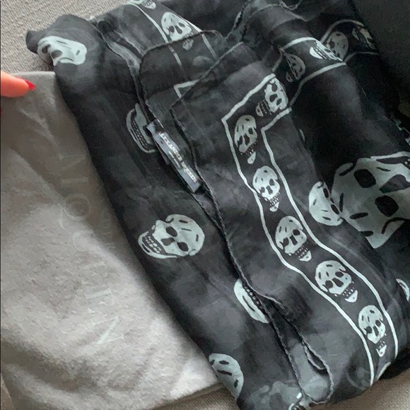 HP🎉 Alexander McQueen 💯 authentic 💯 silk scarf - Picture 2 of 7